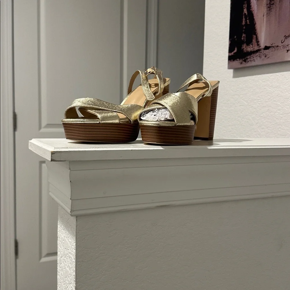Elegant Gold Platform Sandals - Picture 2 of 5